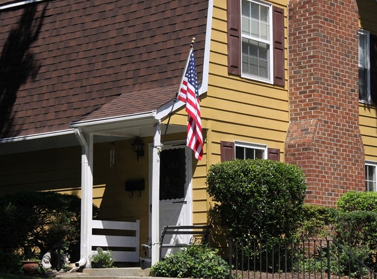 Colonial Towne Apartment with Flag